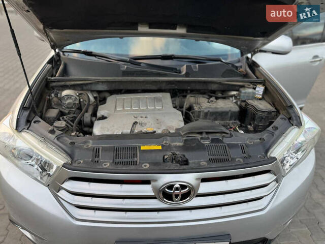 Серый Тойота Хайлендер, объемом двигателя 3.46 л и пробегом 206 тыс. км за 13800 $, фото 56 на Automoto.ua
