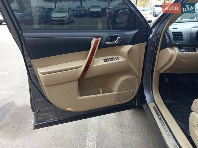 Сірий Тойота Хайлендер, об'ємом двигуна 3.46 л та пробігом 202 тис. км за 13000 $, фото 21 на Automoto.ua