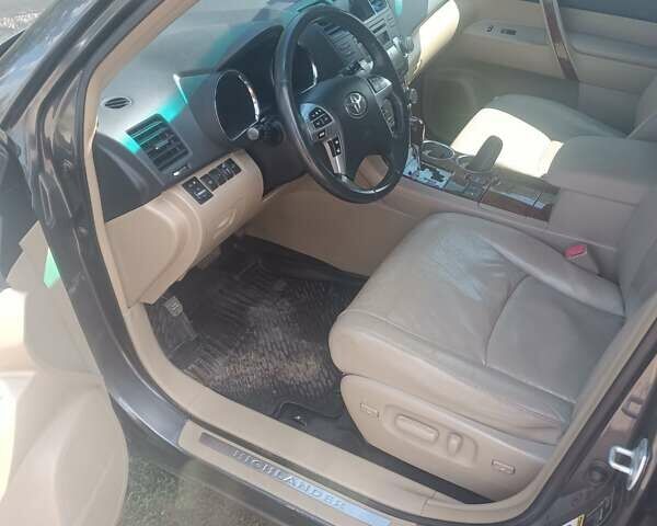 Серый Тойота Хайлендер, объемом двигателя 3.46 л и пробегом 290 тыс. км за 16000 $, фото 4 на Automoto.ua