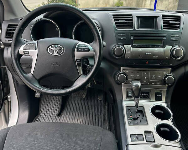 Сірий Тойота Хайлендер, об'ємом двигуна 3.46 л та пробігом 171 тис. км за 15300 $, фото 12 на Automoto.ua