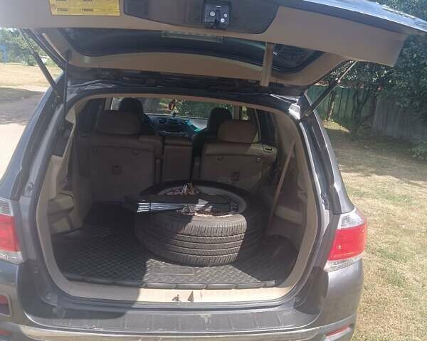 Серый Тойота Хайлендер, объемом двигателя 3.46 л и пробегом 290 тыс. км за 16000 $, фото 3 на Automoto.ua