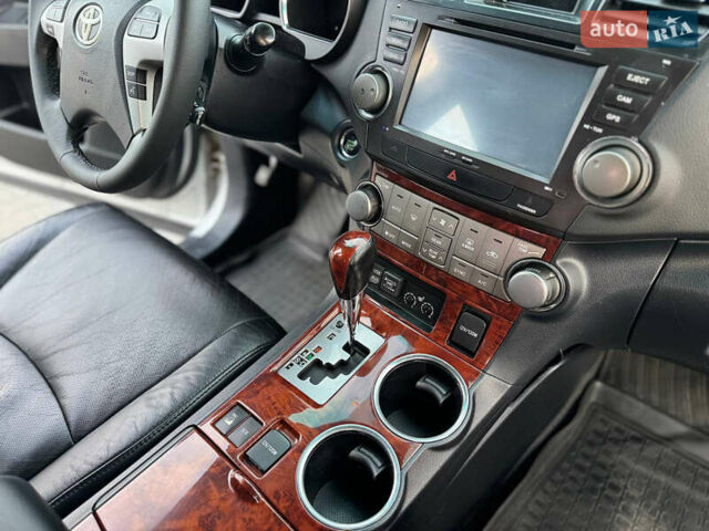 Серый Тойота Хайлендер, объемом двигателя 3.46 л и пробегом 206 тыс. км за 13800 $, фото 41 на Automoto.ua