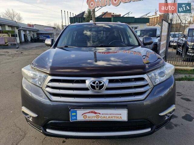 Серый Тойота Хайлендер, объемом двигателя 3.5 л и пробегом 272 тыс. км за 16999 $, фото 1 на Automoto.ua