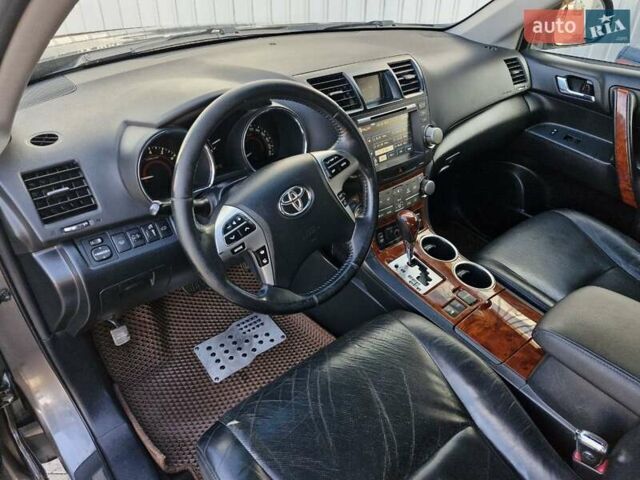 Серый Тойота Хайлендер, объемом двигателя 3.5 л и пробегом 272 тыс. км за 16999 $, фото 18 на Automoto.ua
