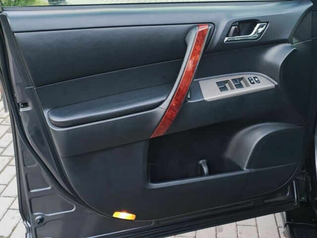 Сірий Тойота Хайлендер, об'ємом двигуна 2.2 л та пробігом 275 тис. км за 18300 $, фото 12 на Automoto.ua