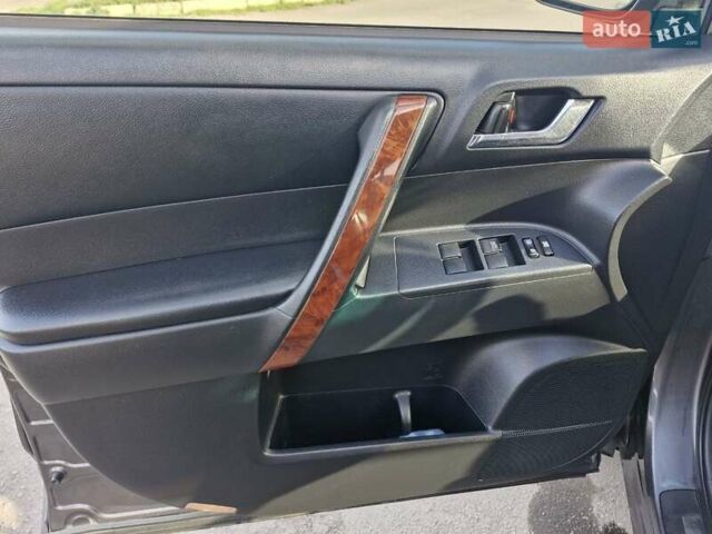 Серый Тойота Хайлендер, объемом двигателя 3.5 л и пробегом 272 тыс. км за 16999 $, фото 12 на Automoto.ua