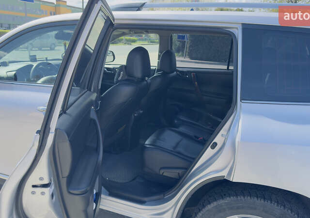 Серый Тойота Хайлендер, объемом двигателя 3.46 л и пробегом 340 тыс. км за 16000 $, фото 3 на Automoto.ua