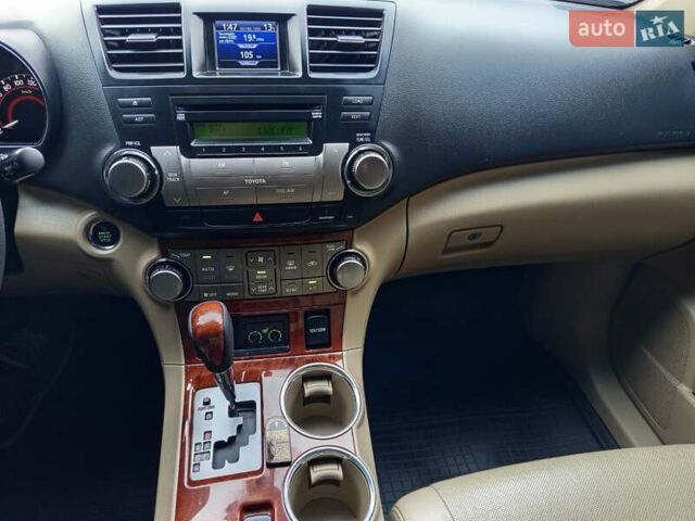 Сірий Тойота Хайлендер, об'ємом двигуна 3.46 л та пробігом 202 тис. км за 13000 $, фото 14 на Automoto.ua