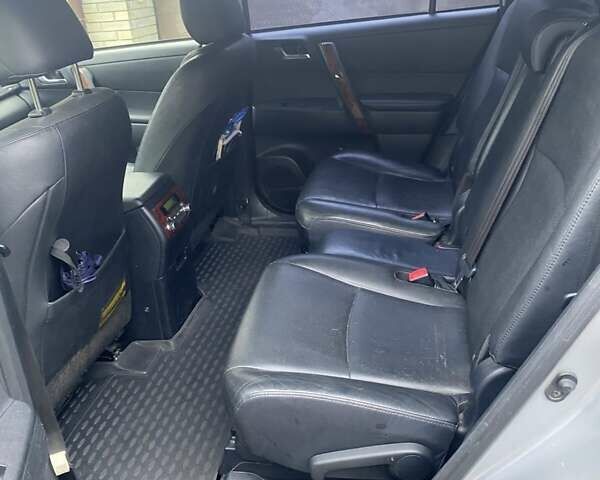 Серый Тойота Хайлендер, объемом двигателя 3.46 л и пробегом 282 тыс. км за 16000 $, фото 3 на Automoto.ua