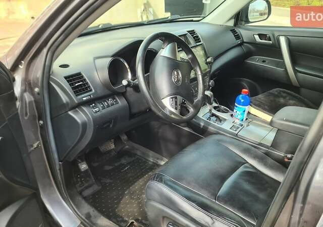 Сірий Тойота Хайлендер, об'ємом двигуна 3.46 л та пробігом 230 тис. км за 16600 $, фото 4 на Automoto.ua