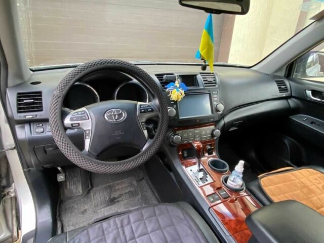 Серый Тойота Хайлендер, объемом двигателя 0 л и пробегом 158 тыс. км за 15200 $, фото 2 на Automoto.ua