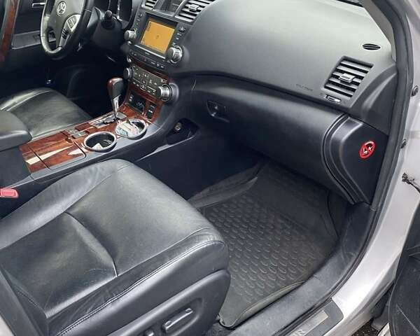 Серый Тойота Хайлендер, объемом двигателя 3.46 л и пробегом 282 тыс. км за 16000 $, фото 5 на Automoto.ua