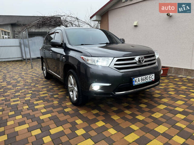 Серый Тойота Хайлендер, объемом двигателя 3.5 л и пробегом 180 тыс. км за 20500 $, фото 1 на Automoto.ua