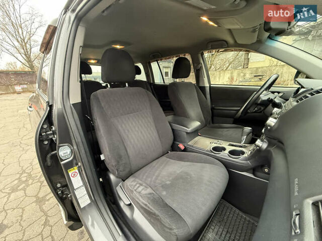 Серый Тойота Хайлендер, объемом двигателя 0 л и пробегом 124 тыс. км за 16900 $, фото 6 на Automoto.ua