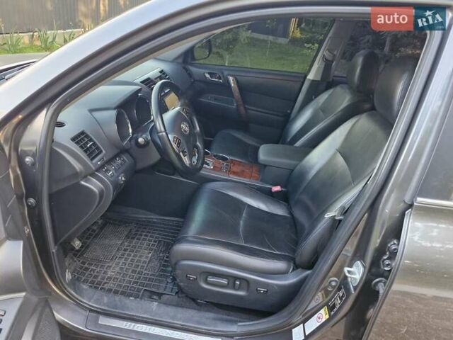 Серый Тойота Хайлендер, объемом двигателя 3.46 л и пробегом 142 тыс. км за 16900 $, фото 3 на Automoto.ua