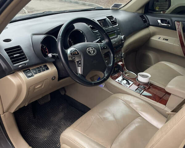 Сірий Тойота Хайлендер, об'ємом двигуна 3.46 л та пробігом 305 тис. км за 14390 $, фото 11 на Automoto.ua