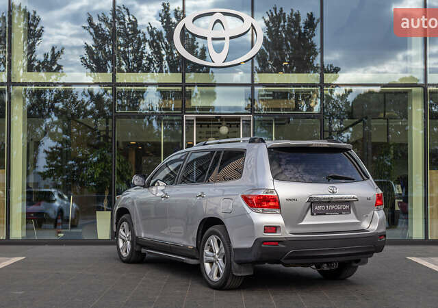 Серый Тойота Хайлендер, объемом двигателя 3.46 л и пробегом 206 тыс. км за 18080 $, фото 1 на Automoto.ua