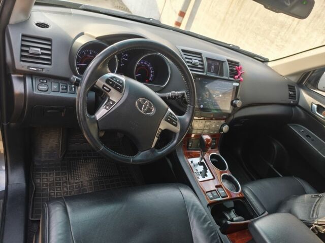 Сірий Тойота Хайлендер, об'ємом двигуна 3.5 л та пробігом 201 тис. км за 19500 $, фото 1 на Automoto.ua