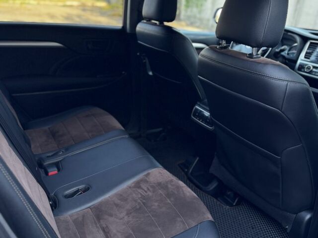 Серый Тойота Хайлендер, объемом двигателя 2.7 л и пробегом 300 тыс. км за 15500 $, фото 12 на Automoto.ua