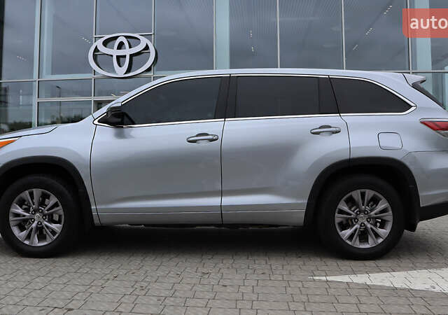 Серый Тойота Хайлендер, объемом двигателя 2.67 л и пробегом 195 тыс. км за 22900 $, фото 2 на Automoto.ua