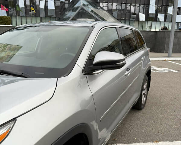 Сірий Тойота Хайлендер, об'ємом двигуна 2.67 л та пробігом 300 тис. км за 18500 $, фото 4 на Automoto.ua