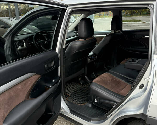 Сірий Тойота Хайлендер, об'ємом двигуна 2.67 л та пробігом 300 тис. км за 18500 $, фото 24 на Automoto.ua