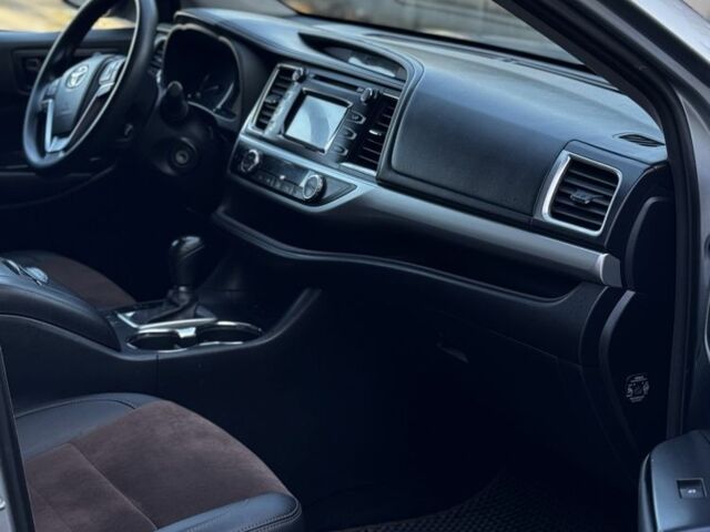 Серый Тойота Хайлендер, объемом двигателя 2.7 л и пробегом 300 тыс. км за 15500 $, фото 11 на Automoto.ua