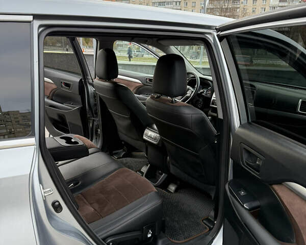 Сірий Тойота Хайлендер, об'ємом двигуна 2.67 л та пробігом 300 тис. км за 18500 $, фото 26 на Automoto.ua