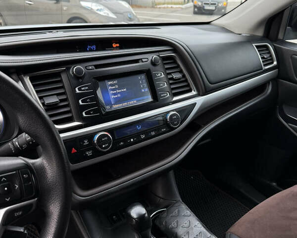 Сірий Тойота Хайлендер, об'ємом двигуна 2.67 л та пробігом 300 тис. км за 18500 $, фото 23 на Automoto.ua