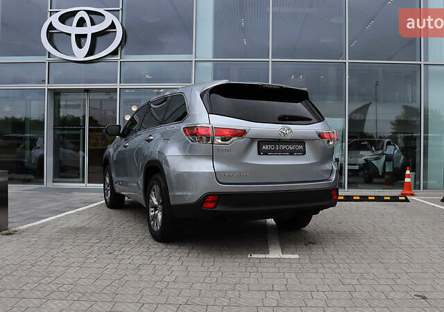 Серый Тойота Хайлендер, объемом двигателя 2.67 л и пробегом 195 тыс. км за 22900 $, фото 1 на Automoto.ua