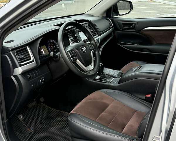 Сірий Тойота Хайлендер, об'ємом двигуна 2.67 л та пробігом 300 тис. км за 18500 $, фото 21 на Automoto.ua