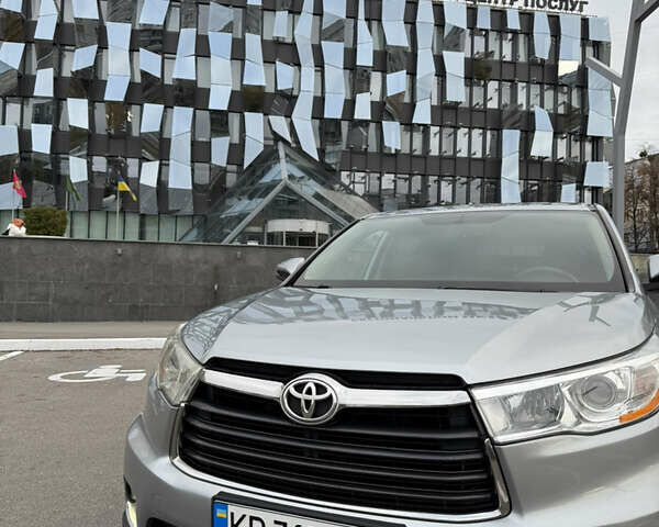 Сірий Тойота Хайлендер, об'ємом двигуна 2.67 л та пробігом 300 тис. км за 18500 $, фото 2 на Automoto.ua