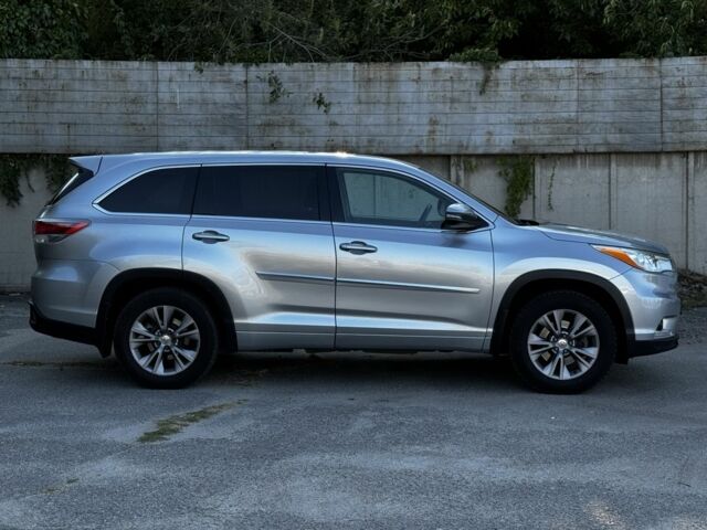 Серый Тойота Хайлендер, объемом двигателя 2.7 л и пробегом 300 тыс. км за 15500 $, фото 1 на Automoto.ua