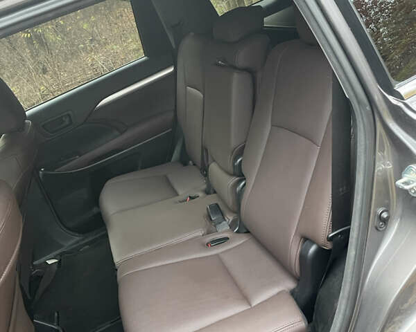 Сірий Тойота Хайлендер, об'ємом двигуна 3.5 л та пробігом 198 тис. км за 20300 $, фото 1 на Automoto.ua