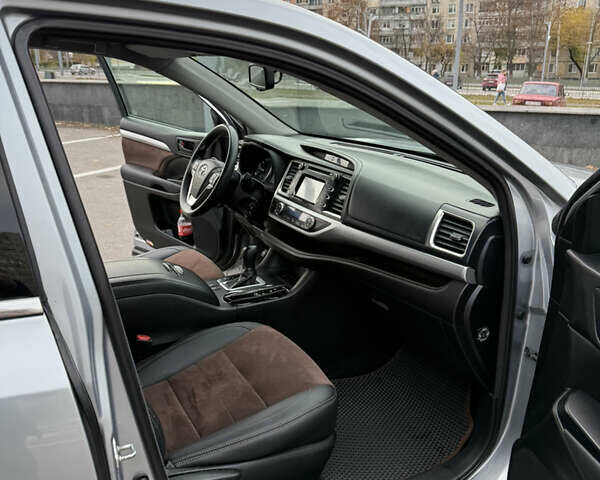 Сірий Тойота Хайлендер, об'ємом двигуна 2.67 л та пробігом 300 тис. км за 18500 $, фото 25 на Automoto.ua