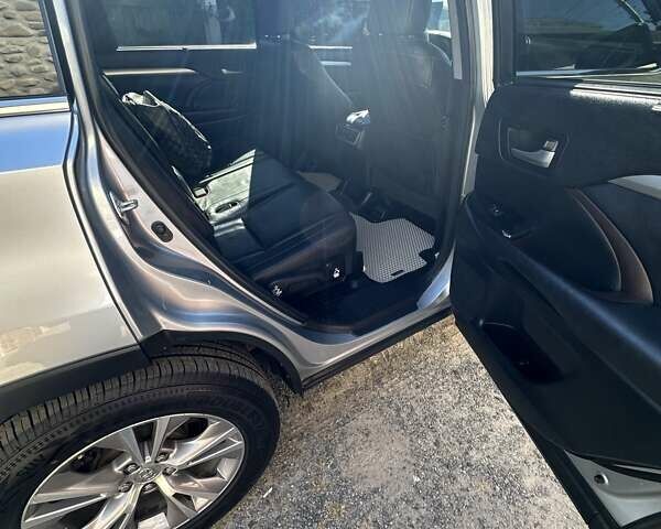 Серый Тойота Хайлендер, объемом двигателя 3.55 л и пробегом 173 тыс. км за 24000 $, фото 6 на Automoto.ua