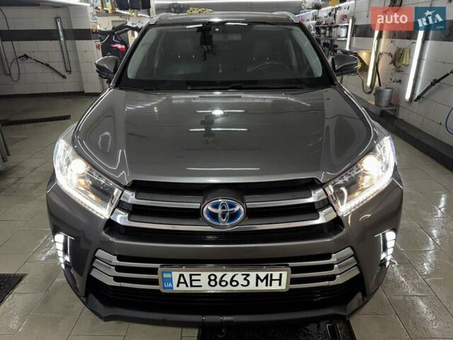 Серый Тойота Хайлендер, объемом двигателя 3.46 л и пробегом 237 тыс. км за 22500 $, фото 1 на Automoto.ua