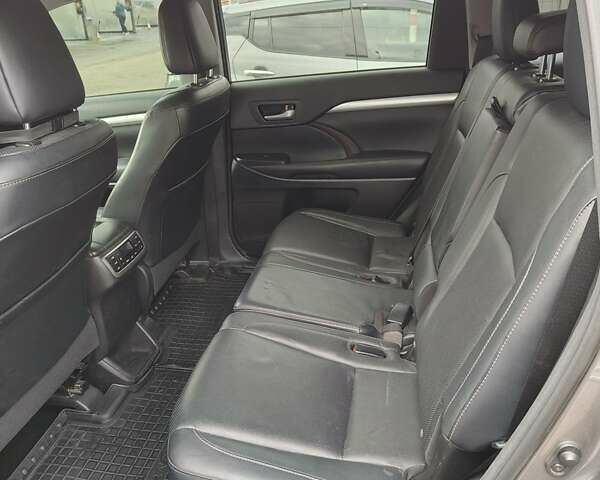 Серый Тойота Хайлендер, объемом двигателя 2.67 л и пробегом 110 тыс. км за 25000 $, фото 7 на Automoto.ua