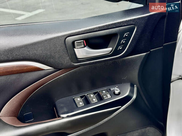 Тойота Хайлендер 2016 в Киеве на Automoto.ua Серый Тойота Хайлендер, объемом двигателя 3.46 л и пробегом 181 тыс. км за 28000 $, фото 33 на Automoto.ua