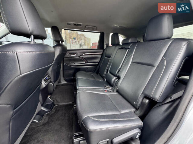 Тойота Хайлендер 2016 в Киеве на Automoto.ua Серый Тойота Хайлендер, объемом двигателя 3.46 л и пробегом 181 тыс. км за 28000 $, фото 25 на Automoto.ua