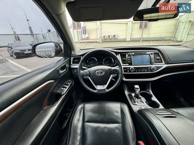 Тойота Хайлендер 2016 в Киеве на Automoto.ua Серый Тойота Хайлендер, объемом двигателя 3.46 л и пробегом 181 тыс. км за 28000 $, фото 28 на Automoto.ua