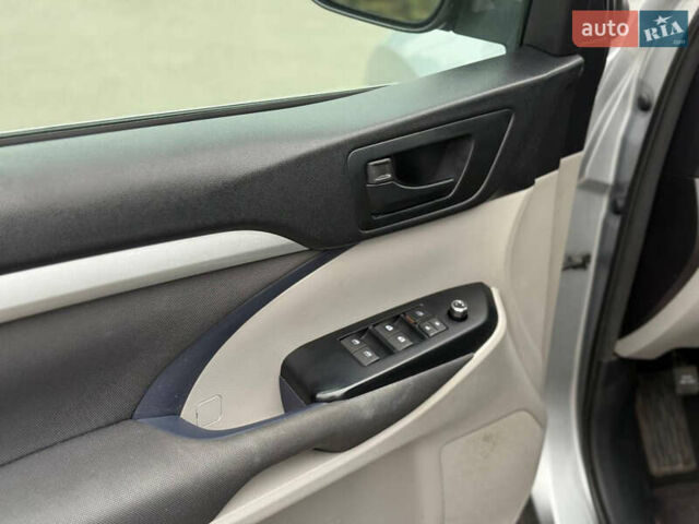 Сірий Тойота Хайлендер, об'ємом двигуна 2.67 л та пробігом 157 тис. км за 25700 $, фото 13 на Automoto.ua