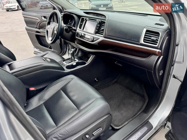Тойота Хайлендер 2016 в Киеве на Automoto.ua Серый Тойота Хайлендер, объемом двигателя 3.46 л и пробегом 181 тыс. км за 28000 $, фото 27 на Automoto.ua