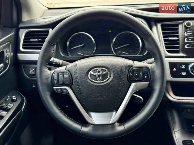 Тойота Хайлендер 2016 в Киеве на Automoto.ua Серый Тойота Хайлендер, объемом двигателя 3.46 л и пробегом 181 тыс. км за 28000 $, фото 22 на Automoto.ua
