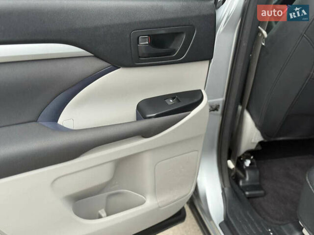 Сірий Тойота Хайлендер, об'ємом двигуна 2.67 л та пробігом 157 тис. км за 25700 $, фото 24 на Automoto.ua