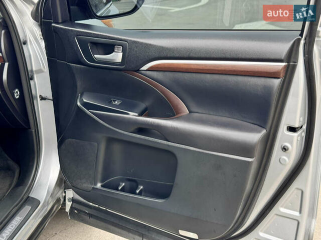 Тойота Хайлендер 2016 в Киеве на Automoto.ua Серый Тойота Хайлендер, объемом двигателя 3.46 л и пробегом 181 тыс. км за 28000 $, фото 42 на Automoto.ua