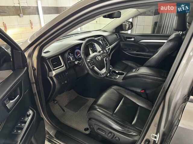 Серый Тойота Хайлендер, объемом двигателя 3.46 л и пробегом 237 тыс. км за 22500 $, фото 11 на Automoto.ua