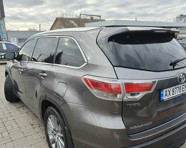 Серый Тойота Хайлендер, объемом двигателя 2.67 л и пробегом 110 тыс. км за 25000 $, фото 2 на Automoto.ua