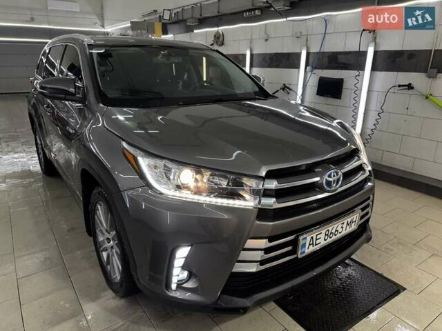 Серый Тойота Хайлендер, объемом двигателя 3.46 л и пробегом 237 тыс. км за 22500 $, фото 2 на Automoto.ua