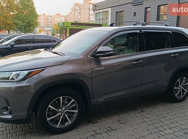 Серый Тойота Хайлендер, объемом двигателя 3.46 л и пробегом 117 тыс. км за 29500 $, фото 3 на Automoto.ua